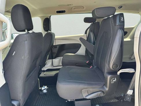 Used 2022 Chrysler Voyager LX FWD image 18
