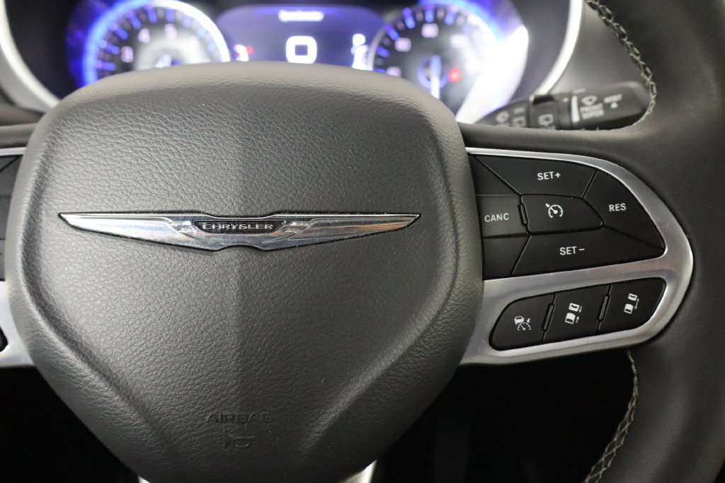 Used 2025 Chrysler Pacifica Select FWD image 10