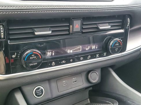 Used 2022 Nissan Rogue SV w/ SV Premium Package image 15