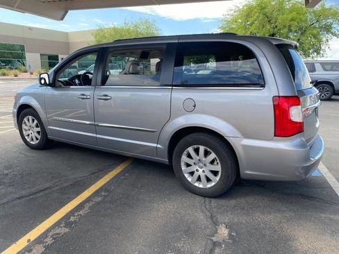 Used 2016 Chrysler Town & Country Touring FWD image 2