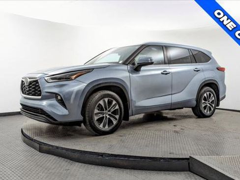 Used 2021 Toyota Highlander XLE image 2