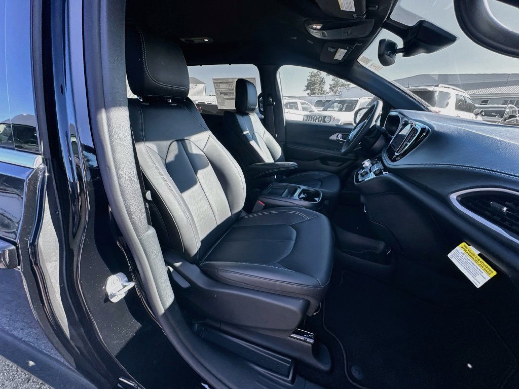 New 2027 Chrysler Pacifica Select FWD image 34