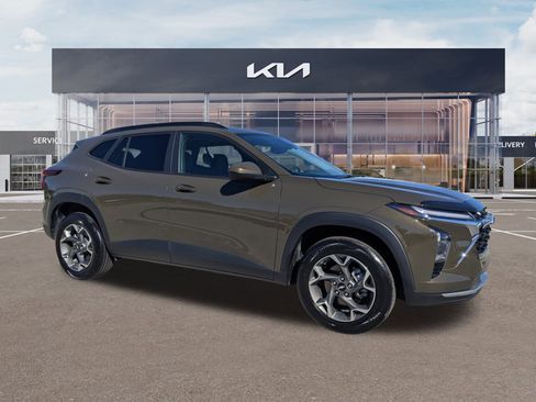 Used 2024 Chevrolet Trax LT w/ Driver Confidence Package image 1