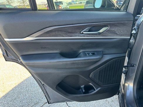 Used 2024 Jeep Grand Cherokee Limited w/ Black Appearance Package image 23