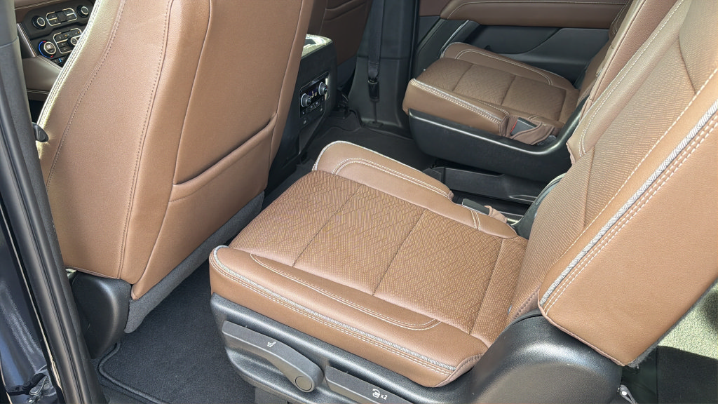 Used 2023 Chevrolet Suburban High Country w/ LPO, Illumination Package AWD/4WD image 27