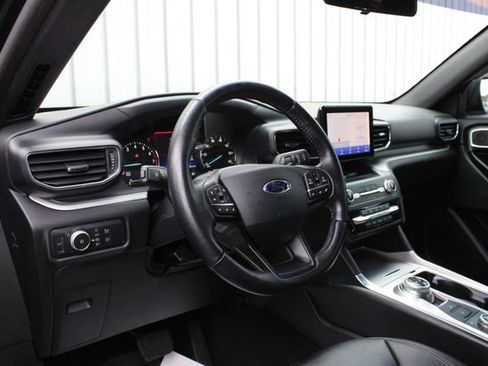 Used 2020 Ford Explorer XLT w/ Equipment Group 202A AWD/4WD image 2