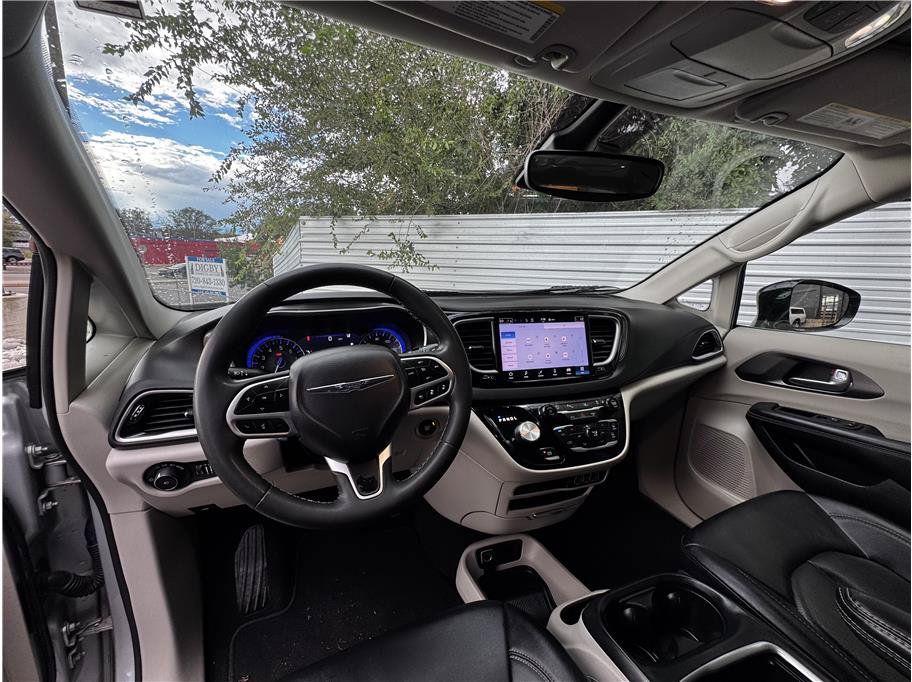 Used 2024 Chrysler Pacifica Touring-L FWD image 14
