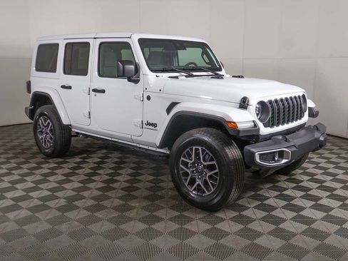 Used 2025 Jeep Wrangler Unlimited Sahara AWD/4WD image 51