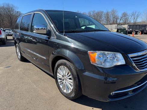 Used 2015 Chrysler Town & Country Touring-L w/ Driver Convenience Group image 12