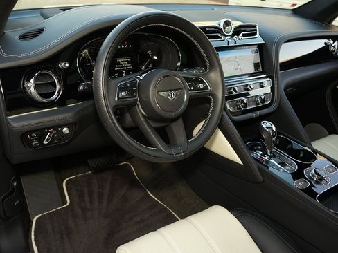 Used 2023 Bentley Bentayga Plug-In Hybrid image 8