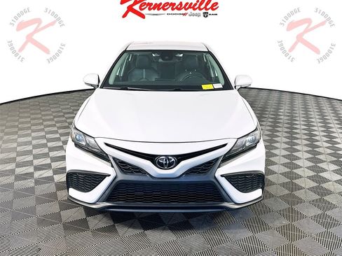 Used 2022 Toyota Camry SE image 2