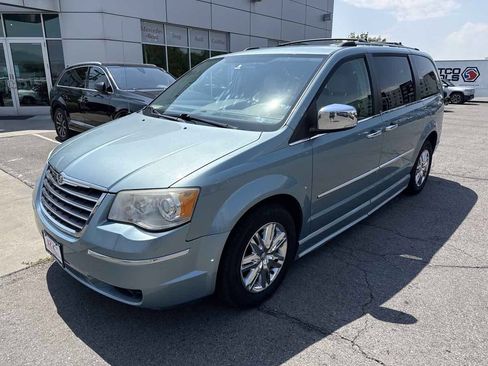 Used 2008 Chrysler Town & Country Limited w/ Trailer Tow Group FWD image 2
