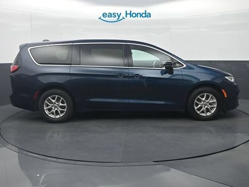 Used 2025 Chrysler Pacifica Select FWD image 8