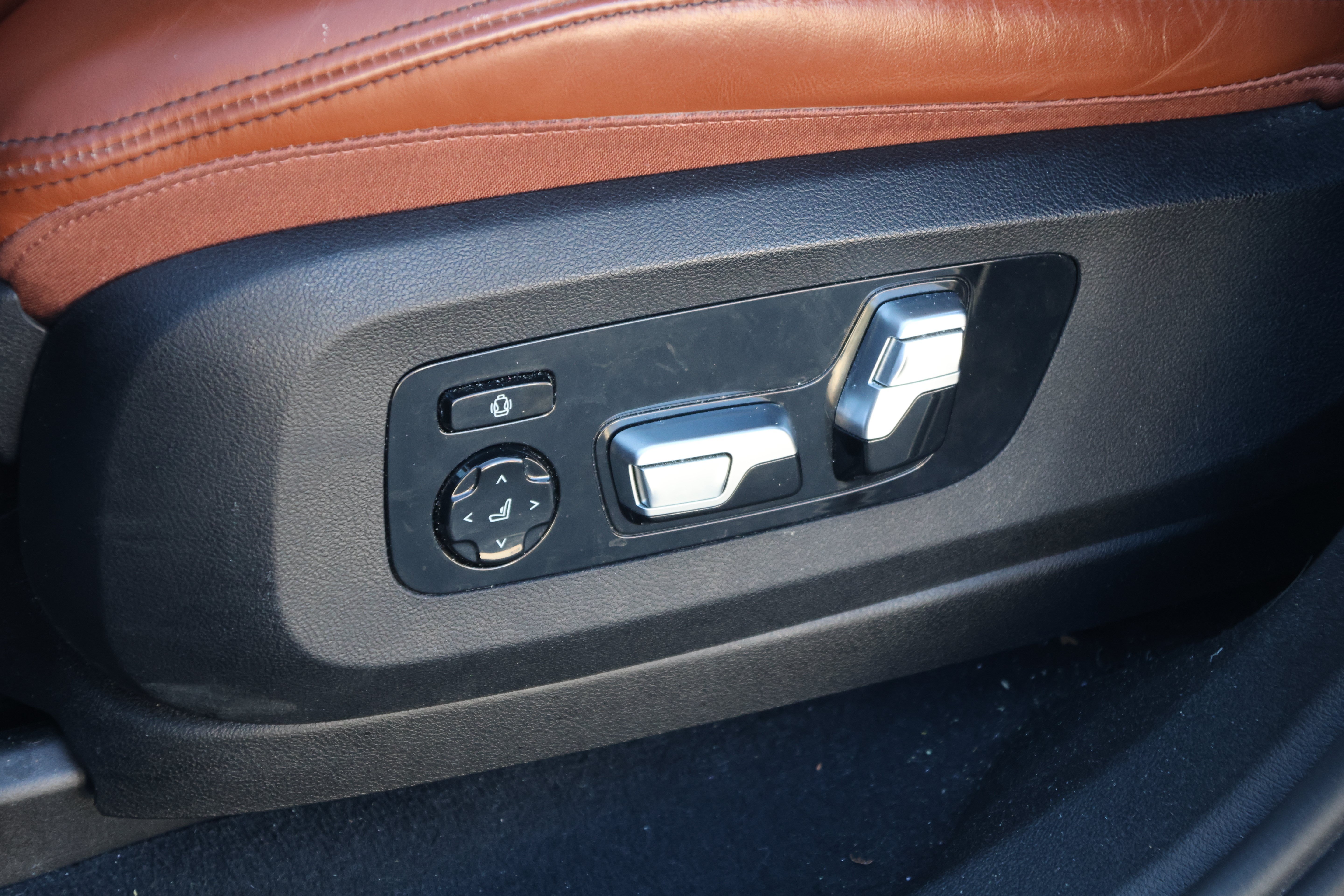 Used 2022 BMW X6 M50i w/ Executive Package AWD/4WD image 34