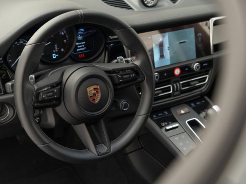 Certified 2025 Porsche Macan AWD/4WD image 19