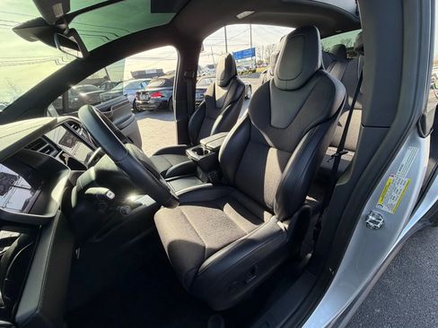 Used 2018 Tesla Model X 75D image 11