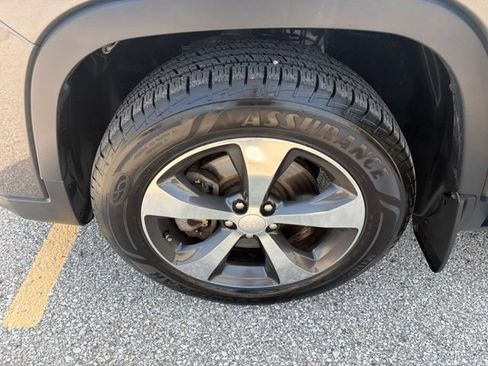 Used 2020 Jeep Cherokee Limited AWD/4WD image 34