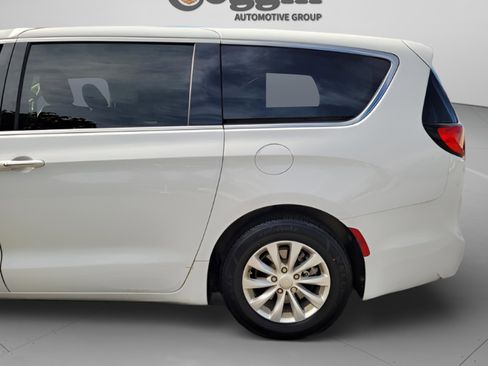 Used 2019 Chrysler Pacifica Touring Plus image 35