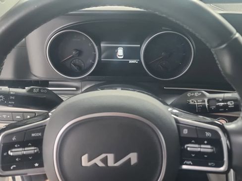 Used 2024 Kia Carnival LX image 19