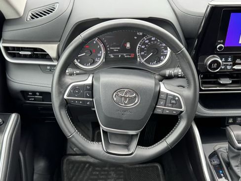 Certified 2025 Toyota Highlander LE FWD image 14