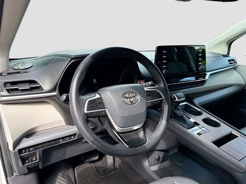 Used 2022 Toyota Sienna XLE image 10