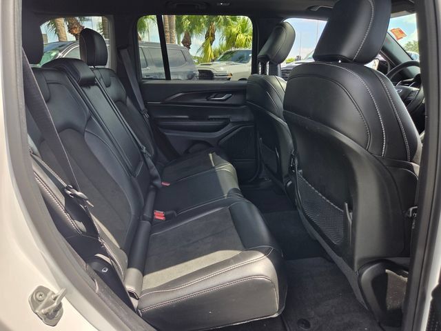 Used 2025 Jeep Grand Cherokee Altitude AWD/4WD image 15