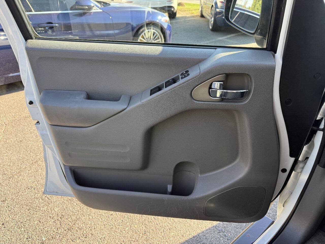 Used 2015 Nissan Frontier SV AWD/4WD image 21