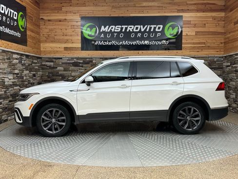 Used 2023 Volkswagen Tiguan SE w/ Panoramic Sunroof Package image 6