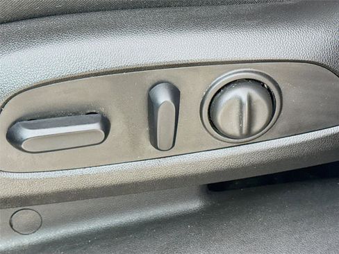 Used 2018 Chevrolet Equinox LT image 21