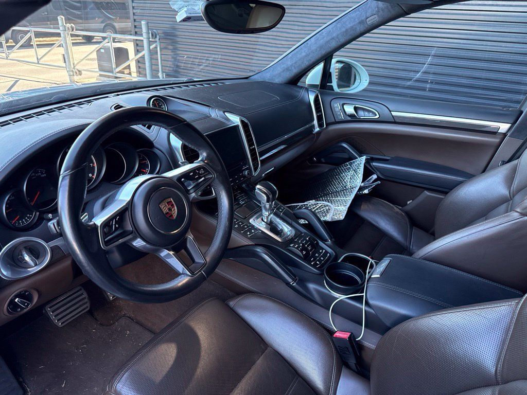 Used 2017 Porsche Cayenne Turbo AWD/4WD image 10