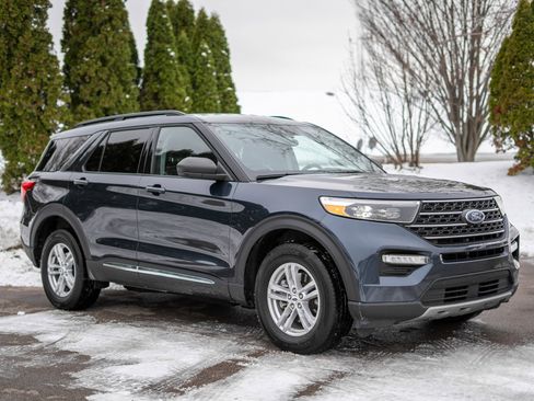 Used 2023 Ford Explorer XLT w/ Equipment Group 202A image 3