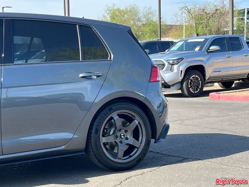 Used 2018 Volkswagen Golf R 4-Door AWD/4WD image 10