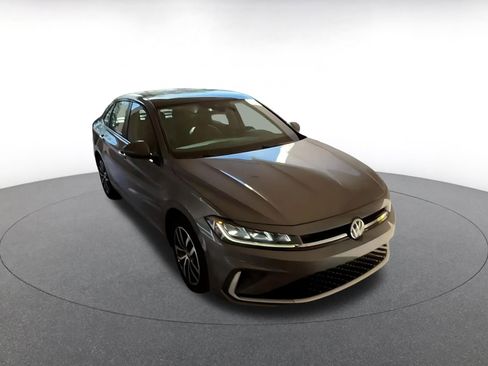 Used 2025 Volkswagen Jetta SE image 3