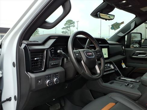 Used 2025 GMC Sierra 2500 AT4 w/ Technology Package image 8
