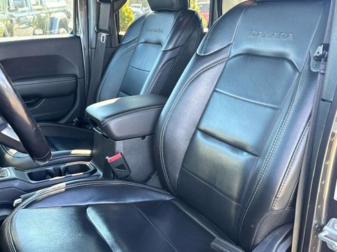 Used 2019 Jeep Wrangler Unlimited Sahara w/ Uconnect 4C Nav & Sound Group image 11