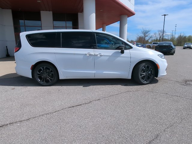 New 2026 Chrysler Pacifica Select FWD image 31