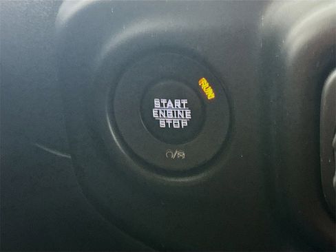 Used 2020 Jeep Wrangler Unlimited Sahara image 26