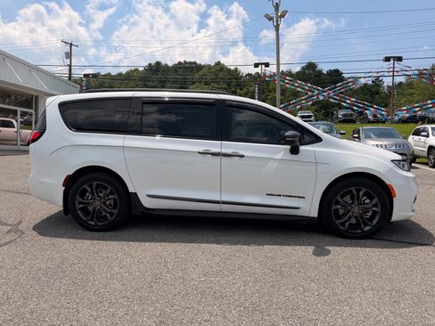 Used 2023 Chrysler Pacifica Touring-L w/ Road Tripper Package AWD/4WD image 8