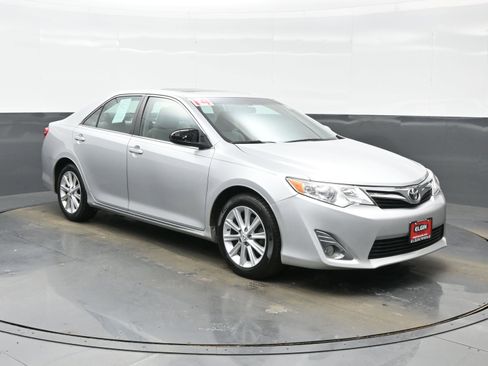 Used 2014 Toyota Camry XLE image 8