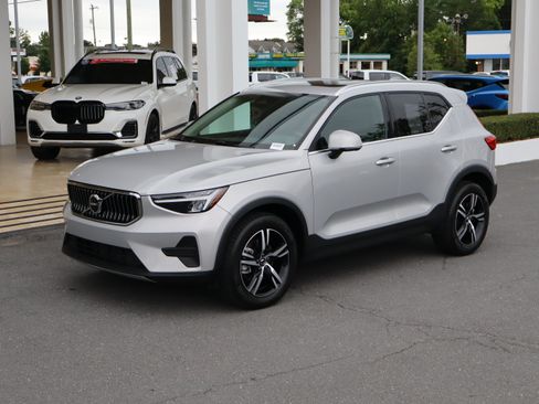 Used 2025 Volvo XC40 B5 Core AWD/4WD image 5