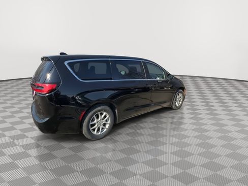 Used 2024 Chrysler Pacifica Touring-L FWD image 8