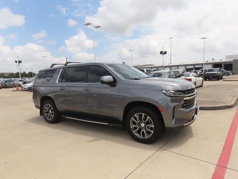 Used 2021 Chevrolet Suburban LT w/ LT Signature Package AWD/4WD image 7