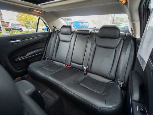 Used 2018 Chrysler 300 Touring L image 28