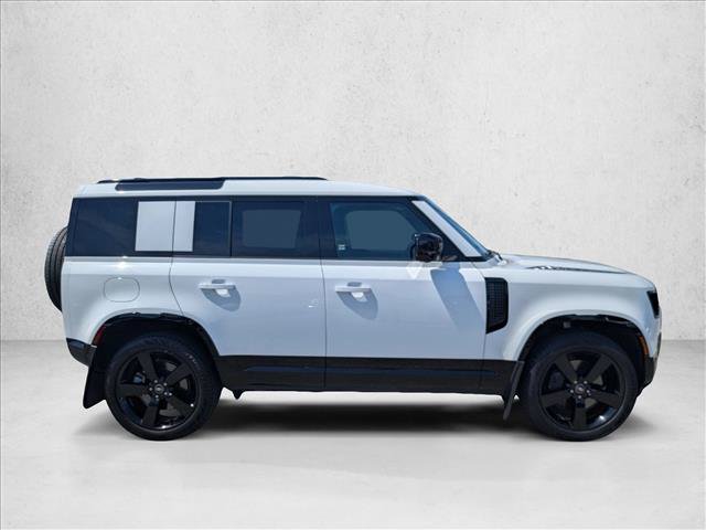Used 2025 Land Rover Defender 110 X-Dynamic SE AWD/4WD image 4