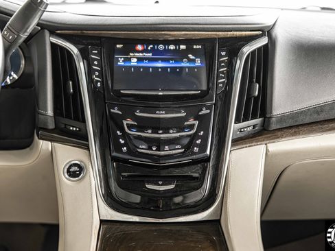 Used 2018 Cadillac Escalade ESV Luxury image 39