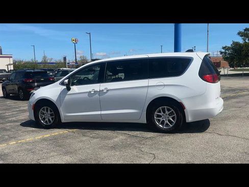Used 2022 Chrysler Voyager LX image 29