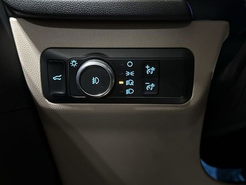 Used 2020 Ford Escape Titanium AWD/4WD image 19