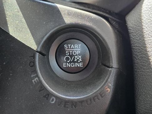 Used 2020 Jeep Renegade Latitude w/ Cold Weather Group AWD/4WD image 17