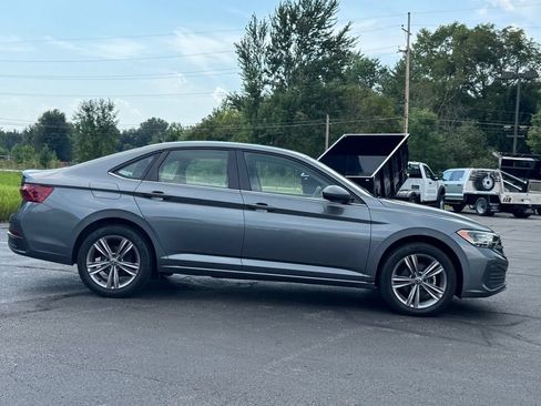Used 2022 Volkswagen Jetta SE FWD image 5