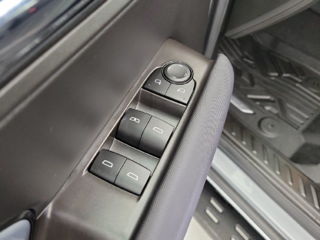 Used 2026 Chevrolet Colorado Z71 w/ Technology Package AWD/4WD image 19